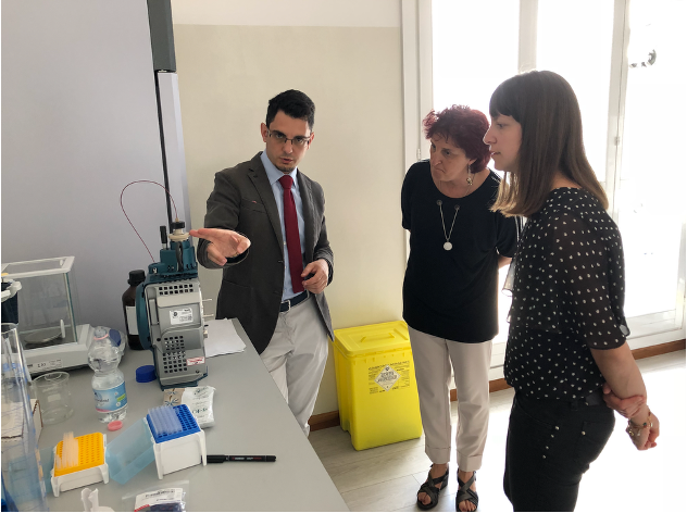 A demonstration at the bench in the demo laboratory of the DaSP office