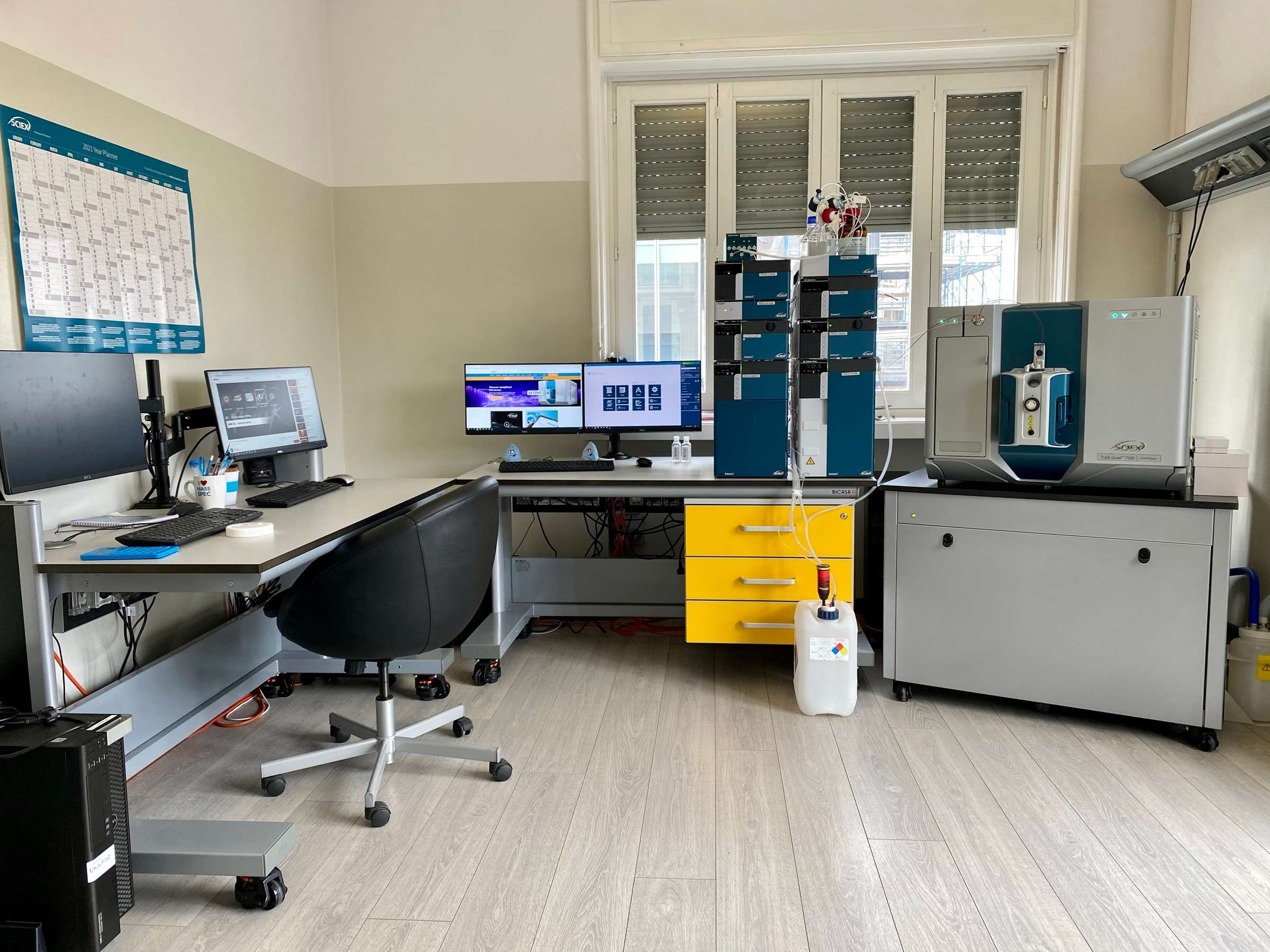 Postazione con un sistema LC-MS nel laboratorio demo della sede DaSP di Milano