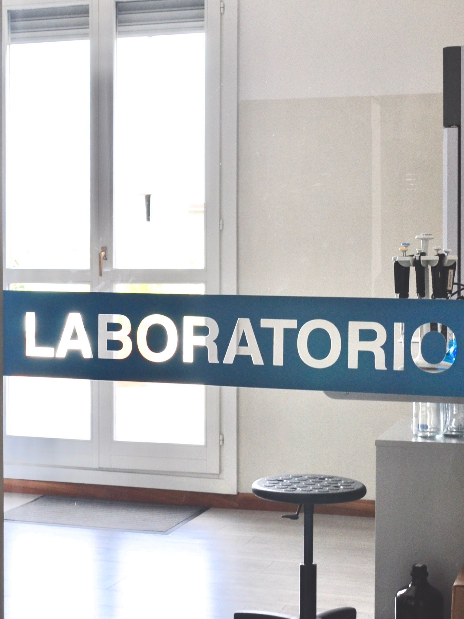 La porta a vetri del laboratorio demo nella sede DaSP di Milano, con la scritta Laboratorio