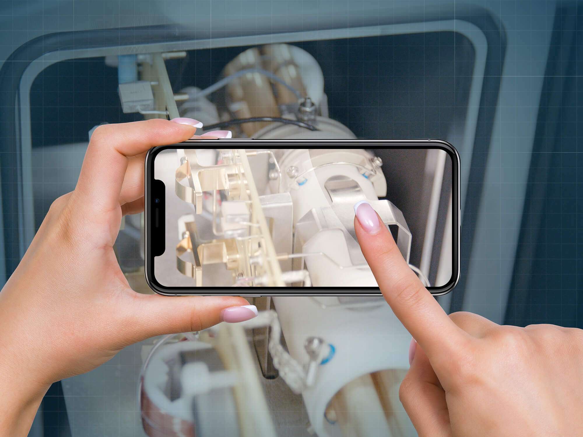 Smartphone che inquadra l’interno di uno spettrometro: il livello digitale del laboratorio