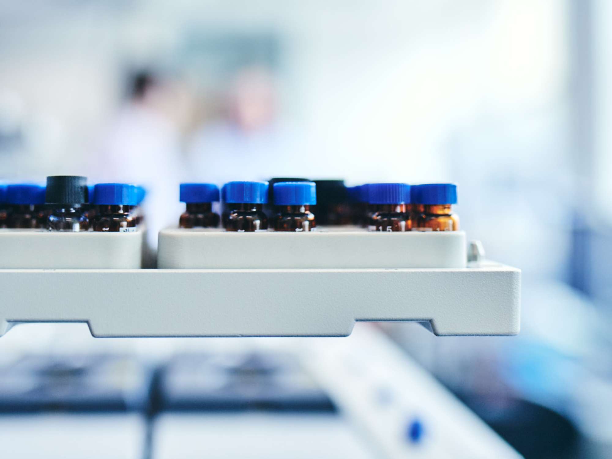Vial ambrate ordinate nel vassoio dell’autocampionatore